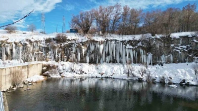 Kanyonda oluşan metrelerce boydaki buz sarkıtları g&ouml;rsel ş&ouml;len sunuyor
