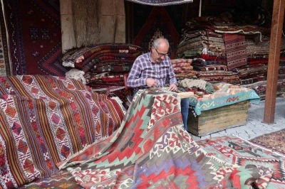 Kapadokya&rsquo;da eski halılar ustaların elinde yeniden hayat buluyor
