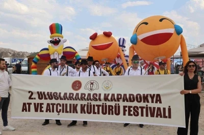 Kapadokya&rsquo;da g&uuml;zellikleriyle b&uuml;y&uuml;leyen atlar podyuma &ccedil;ıktı
