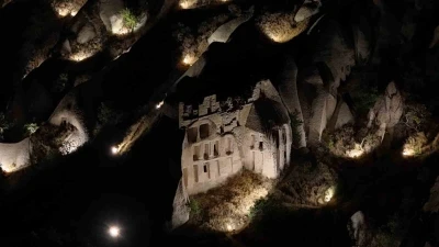 Kapadokya’da ışıklandırılan vadiler bölgenin ihtişamını artırdı
