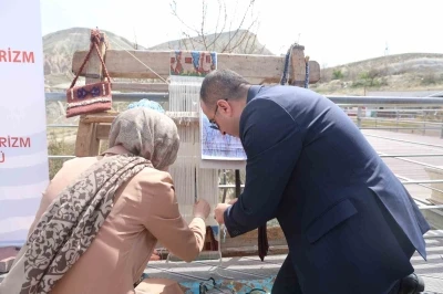 Kapadokya&rsquo;da turistler halı dokuyup &ccedil;anak yaptı
