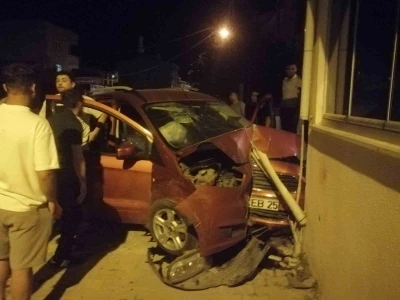 Kapaklı&rsquo;da alkoll&uuml; s&uuml;r&uuml;c&uuml; bina duvarına &ccedil;arptı: 2 yaralı
