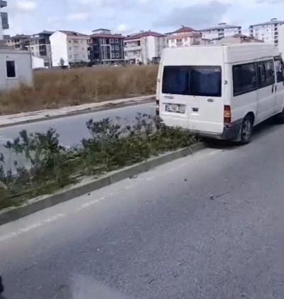 Kapaklı’da kontrolden çıkan minibüs refüjdeki ağaca ve direğe çarptı
