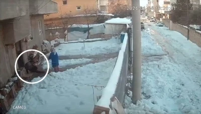 Kapıdan &ccedil;ıkan yerde kaldı: Evden &ccedil;ıkan herkes buzda kaydı
