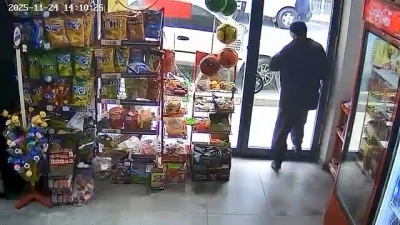 Kapıyı fark etmedi, kafasıyla camı kırdı
