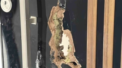 Kapıyı par&ccedil;alayarak takılmamış lavabo bataryalarını &ccedil;aldılar
