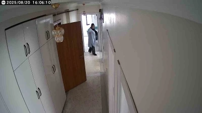 Kapıyı tıklatıp eve giren soyguncu kadınlar, kamerayı görünce panikledi
