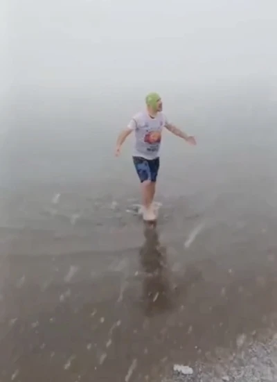 Kar altında denize girip y&uuml;zd&uuml; attı
