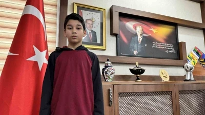 Kar altında İstiklal Marşı&rsquo;na eşlik eden T&uuml;rkmen &ouml;ğrenci &ouml;d&uuml;llendirildi
