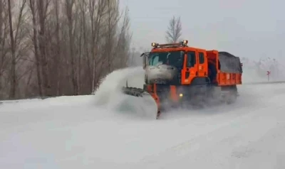 Kar durmadı, Karayolları ekipleri gece g&uuml;nd&uuml;z sahada
