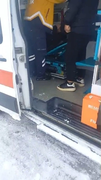 Kar engeline takılan ambulansa karayolları ekipleri yetişti
