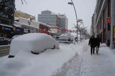 Kar Erzurum&rsquo;u esir aldı, ara&ccedil;lar karın i&ccedil;inde kayboldu
