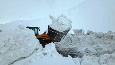 Kar esareti bitiyor: Bah&ccedil;esaray yolu 3 ay sonra yeniden a&ccedil;ılıyor
