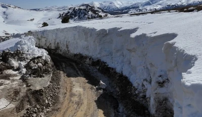 Kar iş makinelerinin boyunu aştı, kapalı yollar b&ouml;yle a&ccedil;ıldı
