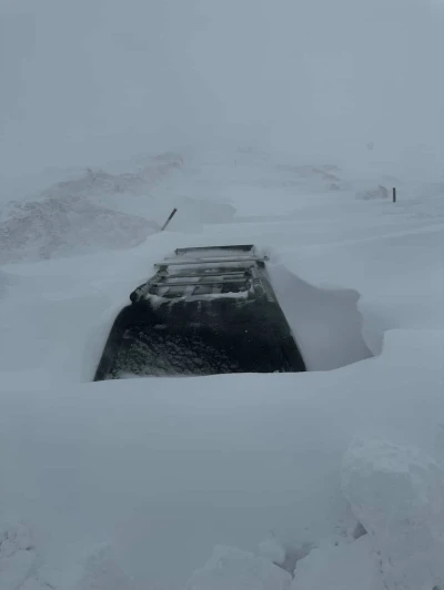Kar kalınlığı 2 metreyi buldu, ara&ccedil;lar kara g&ouml;m&uuml;ld&uuml;
