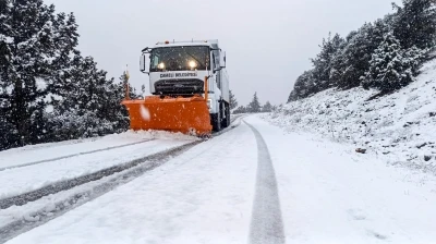 Kar kalınlığı 25 santimetreye ulaşan &Ccedil;ameli&rsquo;nde saha &ccedil;alışmalar devam ediyor
