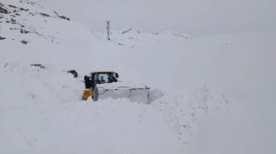 Kar kalınlığı iş makinelerinin boyunu aştı, &ccedil;alışmalar durmadı
