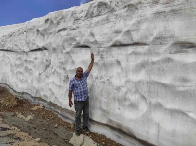 Kar kalınlığının 5 metreyi bulduğu Mereto Dağı&rsquo;na bahar yeni geldi
