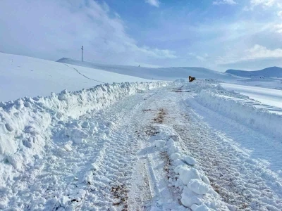 Kar kalınlığının yer yer 2 metreyi bulduğu b&ouml;lgede yol a&ccedil;ma &ccedil;alışması
