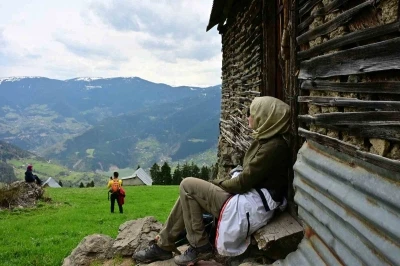 Kar k&uuml;tlelerinden bahar &ccedil;i&ccedil;eklerine y&uuml;r&uuml;d&uuml;ler
