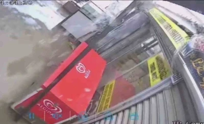 Kar k&uuml;tlesini taşıyamayan plastik &ccedil;atının yerle bir olmasıyla korku dolu anlar yaşadılar
