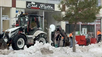 Kar k&uuml;tlesinin altında kalarak hayatını kaybeden gen&ccedil; kız son yolculuğuna uğurlandı
