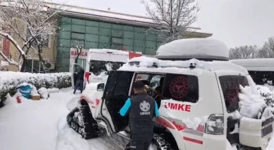 Kar nedeniyle diyaliz merkezine gidemeyen yaşlı kadının imdadına UMKE yetişti
