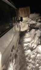 Kar nedeniyle yolda kalan ara&ccedil;lar, lastik iziyle kurtuldu