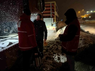 Kar sebebiyle kapanan yolda ekiplerden vatandaşlara sıcak i&ccedil;ecek ikramı
