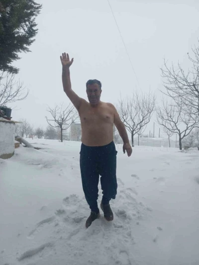 Kar sevinciyle &uuml;sts&uuml;z dışarı &ccedil;ıktı
