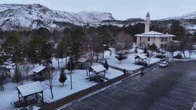 Kar Sivas&rsquo;ı terk edemedi, şehir yeniden beyaza b&uuml;r&uuml;nd&uuml;
