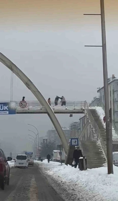 Kar topu attıkları gerek&ccedil;esiyle &ccedil;ocukları darbeden şahıs tutuklandı
