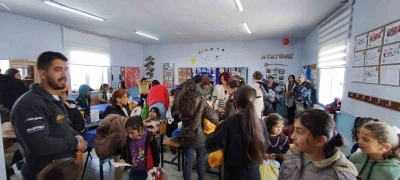 Kar t&uuml;nellerinden ge&ccedil;erek zorlu yolları aştılar, kış şartlarında 2 bin 700 rakımlı k&ouml;yde minik y&uuml;rekleri ısıttılar
