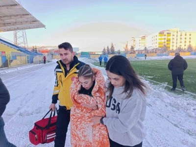 Kar ve soğuğa rağmen Ağrı Kadın Futbol Takımı&rsquo;ndan 4 goll&uuml; galibiyet