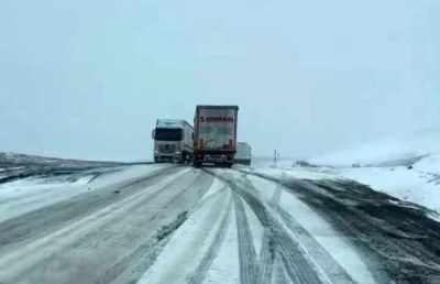 Kar ve tipi bastırdı, ara&ccedil;lar yolda kaldı
