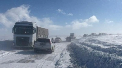 Kar ve tipi ulaşımı vurdu: Uzun ara&ccedil; kuyrukları oluştu