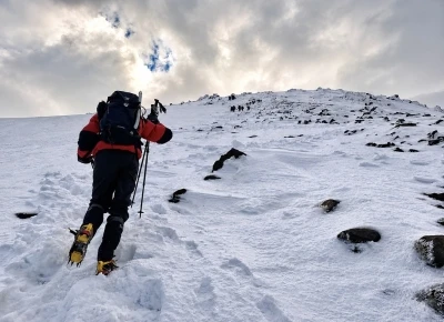 Kar ve tipiye rağmen Ağrı Dağı&rsquo;na tırmanan dağcılar, tırmanışı kayıp dağcıya adadı
