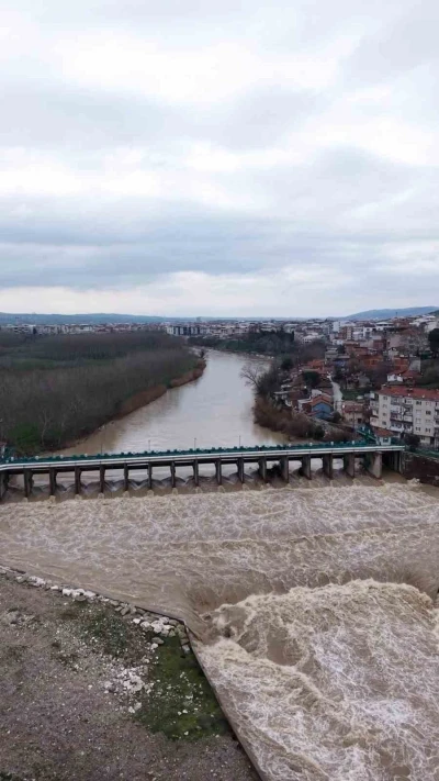 Kar ve yağmurların ardından, Mustafakemalpaşa &Ccedil;ayı coştu
