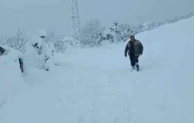 Kar yağışı Adana&rsquo;da k&ouml;yl&uuml;y&uuml; sevindirdi
