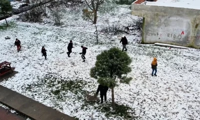 Kar yağışı altında futbol m&uuml;sabakası  dronla g&ouml;r&uuml;nt&uuml;lendi
