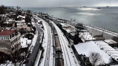 Kar yağışı ile beyaza b&uuml;r&uuml;nen Menekşe sahili havadan g&ouml;r&uuml;nt&uuml;lendi

