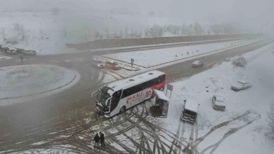 Kar yağışı kazayı beraberinde getirdi: 10 aracın karıştığı kazada 6 kişi yaralandı
