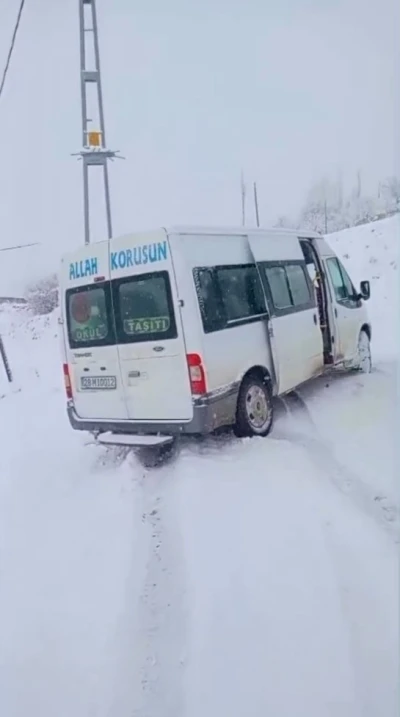 Kar yağışı nedeniyle yolda kalan &ouml;ğrenci servisinin imdadına İl &Ouml;zel İdaresi ekipleri yetişti
