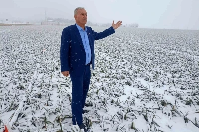 Kar yağışı sarımsak &uuml;reticisinin y&uuml;z&uuml;n&uuml; g&uuml;ld&uuml;recek
