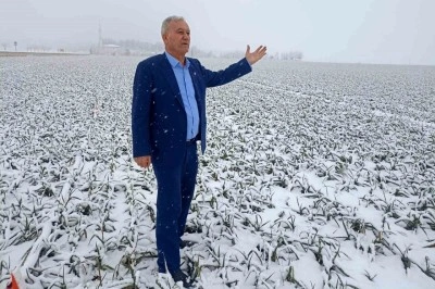 Kar yağışı sarımsak &uuml;reticisinin y&uuml;z&uuml;n&uuml; g&uuml;ld&uuml;recek