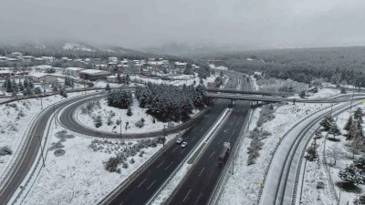 Kar yağışı sonrası beyaza b&uuml;r&uuml;nen alanlar dronla g&ouml;r&uuml;nt&uuml;lendi
