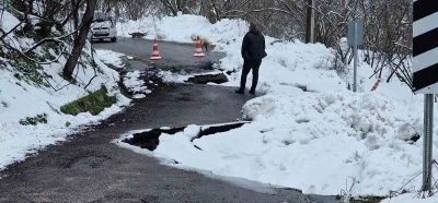 Kar yağışı sonrası mahalle yolu heyelana teslim oldu
