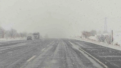 Kar yağışı Van-Bitlis yolunda etkili oluyor
