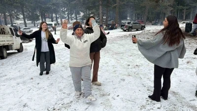 Kar yağışını g&ouml;bek atarak kutladılar
