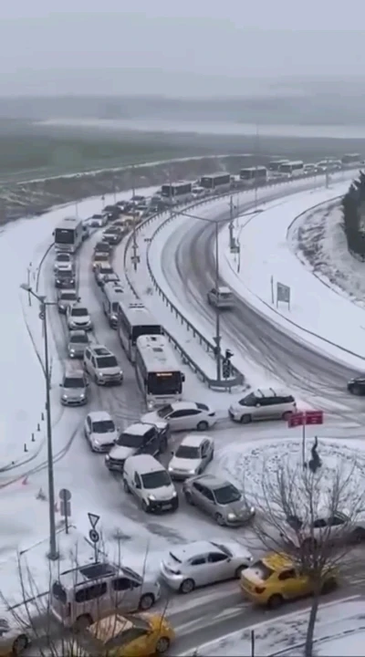 Kar yağışıyla trafik durma noktasına geldi
